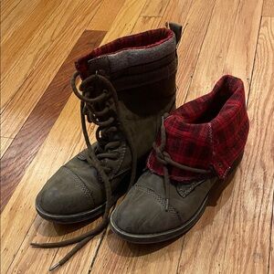 Rocket Dog Brown Lace-Up Boots with Red Plaid Lining